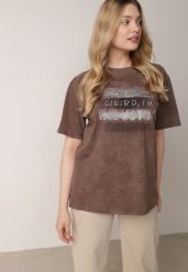 Brązowy T-shirt z Bawełny o Kroju Oversize z Napisem Orinvyra. Brązowe bluzki damskie Born2be, m, bez wzorów, z bawełny, biznesowe, bez kołnierzyka, bez ramiączek. Za 59.99 zł.