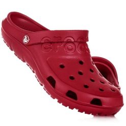 Buty do chodzenia klapki Crocs. Czerwone klapki damskie Crocs, bez wzorów, bez obcasa. W wyprzedaży za 89.00 zł.