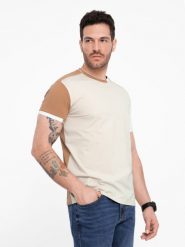 Męski t-shirt z elastanem z kolorowymi rękawami - brązowy V1 OM-TSCT-0176 - XXL. Brązowe t-shirty męskie Ombre Clothing, l, bez wzorów, z bawełny, klasyczne, bez kołnierzyka. W wyprzedaży za 39.99 zł.