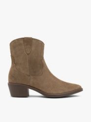 Oliwkowe kowbojki ze skóry welurowej. Zielone botki damskie Brawo sp. z o.o., z jeansu, klasyczne, za kostkę, bez obcasa, bez zapięcia. Za 499.99 zł.