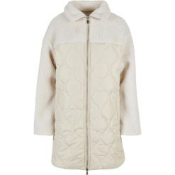 Damska kurtka oversize sherpa Urban Classics. Białe kurtki damskie Urban Classics, bez wzorów, z puchu, bez kaptura. Za 421.50 zł.
