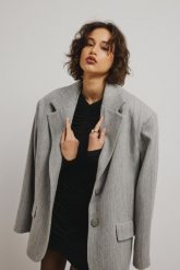 Wełniana marynarka typu oversize w kolorze GREY MELANGE- EPERNAY-UNI. Szare żakiety damskie Marsala, m, bez wzorów, z jeansu, eleganckie. Za 1,499.90 zł.