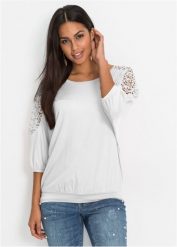 Bluzka oversize z mieszanki wiskozy. Białe bluzki damskie bonprix, z aplikacjami, z koronki, bez kołnierzyka, bez ramiączek. Za 77.99 zł.