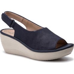 Sandały CLARKS - Reedly Shaina 261407064 Navy Nubuck. Niebieskie klapki damskie Clarks, bez wzorów, z materiału, bez obcasa, na obcasie, bez zapięcia. W wyprzedaży za 239.00 zł.