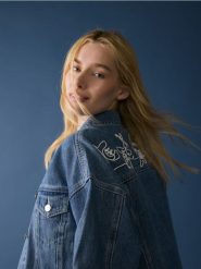 Kurtka jeansowa z haftem na plecach - niebieski. Niebieskie kurtki damskie Reserved, l, bez wzorów, z denimu, bez kaptura. W wyprzedaży za 119.99 zł.