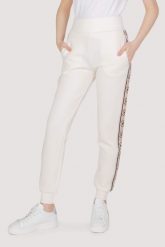 Spodnie Kobieta GUESS ACTIVE BRITNEY JOGGER. Białe spodnie materiałowe damskie Guess Active, s, z aplikacjami, z materiału. Za 374.40 zł.
