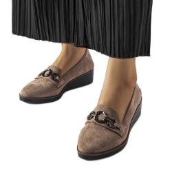 Brązowe zamszowe mokasyny na koturnie Erin. Brązowe mokasyny damskie z tworzywa sztucznego, eleganckie. Za 130.70 zł.