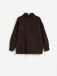 Wełniany sweter ze stójką - brązowy. Brązowe swetry damskie Reserved, l, bez wzorów, z wełny, bez kołnierzyka, bez ramiączek, bez kaptura. Za 239.99 zł.