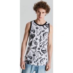 Tank top z nadrukiem all over - Biały. T-shirty męskie marki Cropp. Za 39.99 zł.