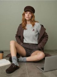 Sweter z haftem misia - szary. Szare swetry damskie Sinsay, l, bez wzorów, bez kołnierzyka, bez ramiączek, bez kaptura. Za 49.99 zł.