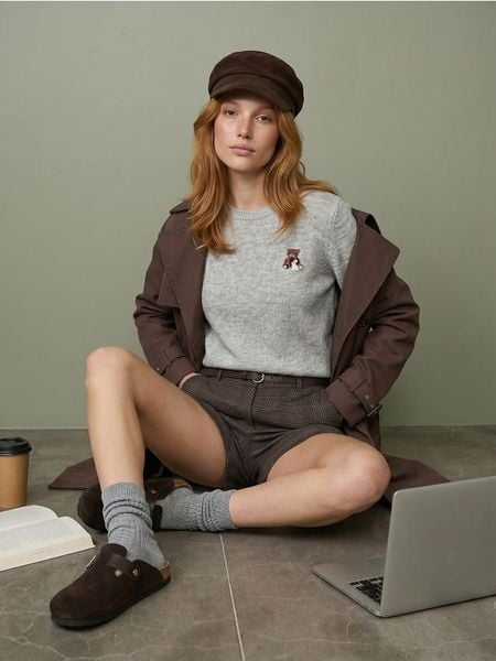 Sweter z haftem misia - szary. Szare swetry damskie Sinsay, l, bez wzorów, bez kołnierzyka, bez ramiączek, bez kaptura. Za 45.99 zł.