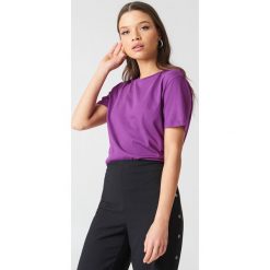 NA-KD Basic T-shirt basic - Purple. Fioletowe t-shirty damskie NA-KD Basic, z bawełny, z okrągłym kołnierzem. W wyprzedaży za 37.07 zł.