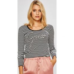 Guess Jeans - Sweter. Szare swetry damskie Guess Jeans, z dzianiny, z okrągłym kołnierzem. Za 319.90 zł.