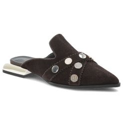 Klapki damskie S.Barski, cholewka ze skóry naturalnej z zabudowanym przodem na niskim obcasie z metaliczną wstawką ozdobione dekoracyjnymi paskami i. Brązowe klapki damskie S.BARSKI, z aplikacjami, ze skóry, eleganckie, bez obcasa, na obcasie. Za 278.90 zł.