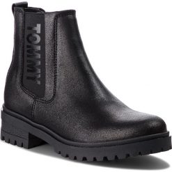 Sztyblety TOMMY JEANS - Metallic Cleated Che EN0EN00341 Black 990. Kozaki damskie marki Tommy Jeans. W wyprzedaży za 359.00 zł.