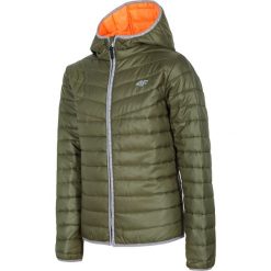 Kurtka puchowa dla dużych dzieci (chłopców) JKUMP201 - khaki. Brązowe kurtki i płaszcze dla chłopców 4F JUNIOR, bez wzorów, z puchu, z kapturem. W wyprzedaży za 99.99 zł.
