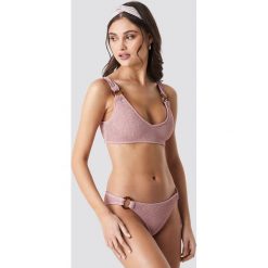 Camille Botten x NA-KD Tortoise Detail Smocked Bikini Bottom - Pink. Bikini damskie marki Camille Botten x NA-KD. Za 100.95 zł.
