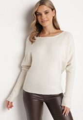 Jasnobeżowy Sweter z Lnem i Dekoltem w Łódkę o Kroju Oversize Sassirra. Brązowe swetry damskie Born2be, l, bez wzorów, z jeansu, biznesowe, bez kołnierzyka, bez ramiączek, bez kaptura. Za 129.99 zł.