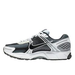 Buty do chodzenia dla dorosłych Nike Zoom Vomero 5 SE SP Dark Grey Black. Czarne obuwie sportowe damskie Nike, bez wzorów, trekkingowe, nike zoom. Za 1,054.12 zł.