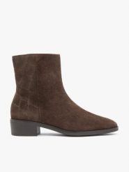 Brązowe botki w print skóra krokodyla. Brązowe botki damskie Ryłko, ze skóry, eleganckie, za kostkę, bez obcasa, na obcasie, bez zapięcia. Za 449.99 zł.