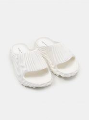 Klapki z pianki z fakturalnym wzorem - kremowy. Białe klapki damskie Sinsay, bez wzorów, bez obcasa. Za 39.99 zł.