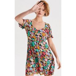 Letnia sukienka w kwiaty - Czarny. Sukienki damskie Cropp. W wyprzedaży za 29.99 zł.