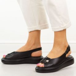 Czarne skórzane sandały damskie Cambell 07339. Czarne sandały damskie Cambell, z aplikacjami, z jeansu, bez obcasa, na platformie, bez zapięcia. Za 219.00 zł.