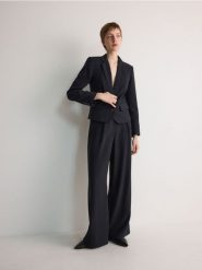 Spodnie z modalem - granatowy. Niebieskie spodnie materiałowe damskie Reserved, l, bez wzorów, z tkaniny. W wyprzedaży za 79.99 zł.