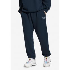 Spodnie dresowe męskie Prosto Football. Niebieskie szorty męskie Prosto., m, bez wzorów, z dresówki. W wyprzedaży za 193.99 zł.