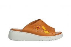 Klapki Bayla-161 016 4925 Coconut 161670, Brązowy, Skóra naturalna - 41. Brązowe klapki damskie Bayla, bez wzorów, z materiału, bez obcasa, na koturnie. W wyprzedaży za 134.10 zł.