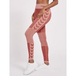 Damskie legginsy mid-rise Hummel Clea. Czerwone legginsy damskie Hummel, bez wzorów, z materiału, na fitness i siłownię. Za 161.50 zł.