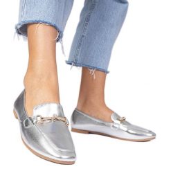 Srebrne eleganckie mokasyny ze złotą ozdobą i cyrkoniami srebrny. Szare mokasyny damskie ze skóry ekologicznej, eleganckie. Za 75.95 zł.