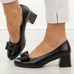 Czarne czółenka damskie na obcasie M.Daszyński Sa281-7. Czarne czółenka damskie M.Daszyński, z aplikacjami, z materiału, eleganckie, bez obcasa, na obcasie, bez zapięcia. W wyprzedaży za 170.10 zł.