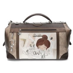 Torba podróżna damska Anekke, z ozdobnym nadrukiem i metalowym logo zapinana na suwak wyposażona w wygodną rączkę oraz regulowany pasek pojemna i fun. Brązowe torby na ramię damskie Anekke, z aplikacjami, eleganckie, z nadrukiem, bez dodatków. Za 699.00 zł.