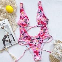 Jednoczęściowy strój kąpielowy z wycięciami na plażę i basen Rhonda. Kostiumy jednoczęściowe damskie Intica, m, bez wzorów, z materiału, do pływania. Za 129.00 zł.