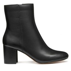 Botki Geox. Czarne botki damskie Geox, bez obcasa, na słupku, bez zapięcia. Za 539.99 zł.