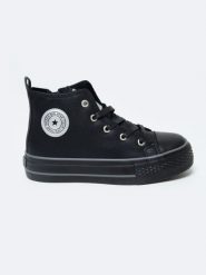 Trampki dziecięce unisex ze skóry ekologicznej czarne OO374225 906. Czarne trampki i tenisówki dziewczęce Big Star, bez wzorów, ze skóry ekologicznej, bez zapięcia. W wyprzedaży za 109.99 zł.