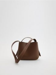 Torebka bucket - brązowy. Brązowe torebki do ręki damskie Reserved, bez wzorów, ze skóry, bez dodatków. Za 139.99 zł.