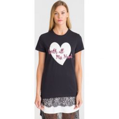 CZARNY T-SHIRT TRUSSARDI JEANS Z SERCEM. Czarne t-shirty damskie TRUSSARDI JEANS, l, z aplikacjami, z jeansu, bez kołnierzyka. Za 140.00 zł.