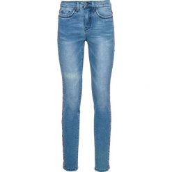 Dżinsy SkINNY z paskiem w deseń etno bonprix niebieski "bleached”. Jeansy damskie marki bonprix. Za 79.99 zł.