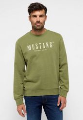 Męska bluza nierozpinana Mustang Style Clio Loden Green 1015917 6353. Zielone bluzy męskie Mustang, m, bez wzorów, bez kaptura. Za 149.99 zł.