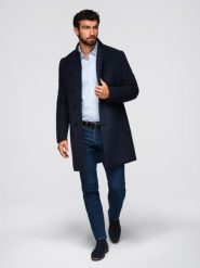 Płaszcz męski z asymetrycznym zapięciem i wysokim kołnierzem – granatowy V3 - Rozmiar: XL. Niebieskie płaszcze męskie Ombre Clothing, m, z aplikacjami, z materiału, eleganckie, bez kaptura. W wyprzedaży za 509.99 zł.
