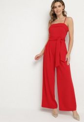 Czerwony Kombinezon Ozdobiony Paskiem z Szerokimi Nogawkami Deolise. Czerwone sukienki damskie Born2be, na co dzień, bez wzorów, eleganckie, bez kołnierzyka, bez ramiączek, proste. Za 99.99 zł.