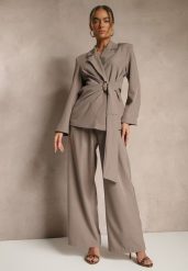 Jasnobrązowy Garnitur Spodnie z Szerokimi Nogawkami i Marynarka o Kopertowym Kroju Solbia. Brązowe spodnie materiałowe damskie Renee, bez wzorów, eleganckie. Za 179.99 zł.