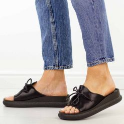 Czarne klapki damskie na platformie Potocki 43366. Czarne klapki damskie POTOCKI, bez wzorów, ze skóry, eleganckie, bez obcasa, na platformie. Za 169.00 zł.