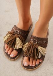 Ciemnobrązowe Klapki VICES na Płaskiej Podeszwie w Stylu Boho z Frędzlami Averathla. Brązowe klapki damskie Renee, z aplikacjami, z denimu, boho, bez obcasa, na płaskiej podeszwie. Za 119.99 zł.