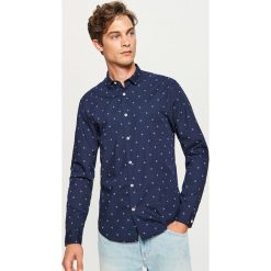 Koszula z mikroprintem regular fit - Granatowy. Niebieskie koszule męskie Reserved. Za 89.99 zł.