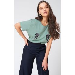NA-KD T-shirt z haftem w kwiaty - Green. T-shirty damskie NA-KD, z haftami, z okrągłym kołnierzem. W wyprzedaży za 18.29 zł.