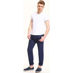 SPODNIE MĘSKIE TYPU CHINO O REGULARNYM KROJU. Eleganckie spodnie męskie marki TOP SECRET. W wyprzedaży za 44.99 zł.