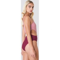 NA-KD Swimwear Kostium kąpielowy na jedno ramię Color Block - Pink. Kostiumy jednoczęściowe damskie marki NA-KD Swimwear. W wyprzedaży za 33.90 zł.